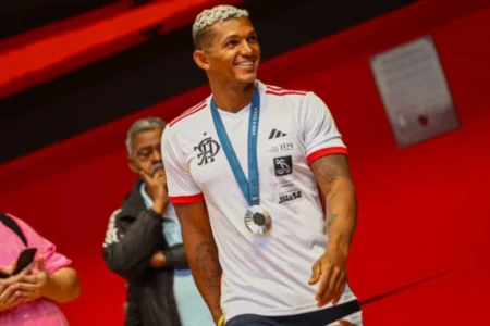 Isaquias Queiroz planeja disputa das Olimpíadas e mira recorde de Rebeca Andrade Isaquias Queiroz com a medalha de ouro em homenagem do Flamengo (Foto: Gilvan De Souza / Flamengo)