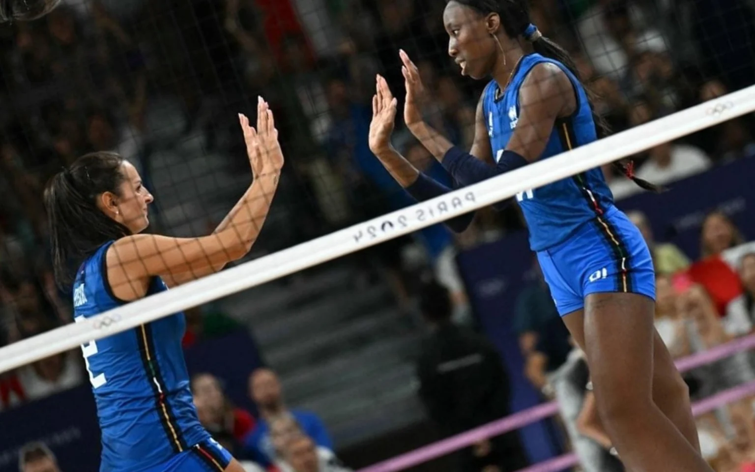 Itália amassa EUA com brilho de craques e conquista o ouro inédito no vôlei feminino das Olimpíadas Egonu celebra ponto da Itália no confronto (Foto: PATRICIA DE MELO MOREIRA / AFP)