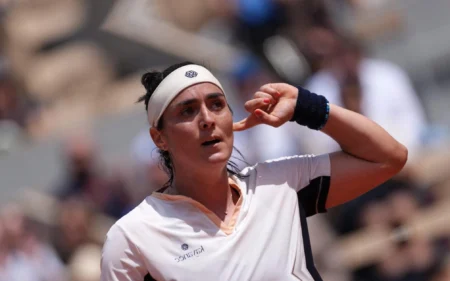 Jabeur faz duras críticas ao torneio de Roland Garros após derrota Ons Jabeur em Roland Garros (Foto: Dimitar DILKOFF / AFP)