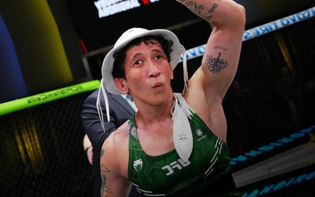 Jandiroba finaliza Amanda Lemos e se aproxima do cinturão Virna comemorando vitória no UFC Vegas 94 (Divulgação: UFC)