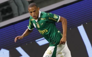 Jhon Jhon assume titularidade no Palmeiras: Nova chance para liderar em campo