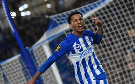 João Pedro voltar a marcar e alcança números de Haaland em 23/24 João Pedro comemora gol marcado na vitória do Brighton sobre o Crystal Palace. (Photo by Glyn KIRK / AFP)