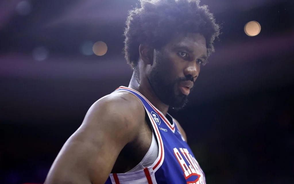 Joel Embiid surpreende o mundo do basquete ao revelar paralisia Joel Embiid retorna após grave lesão