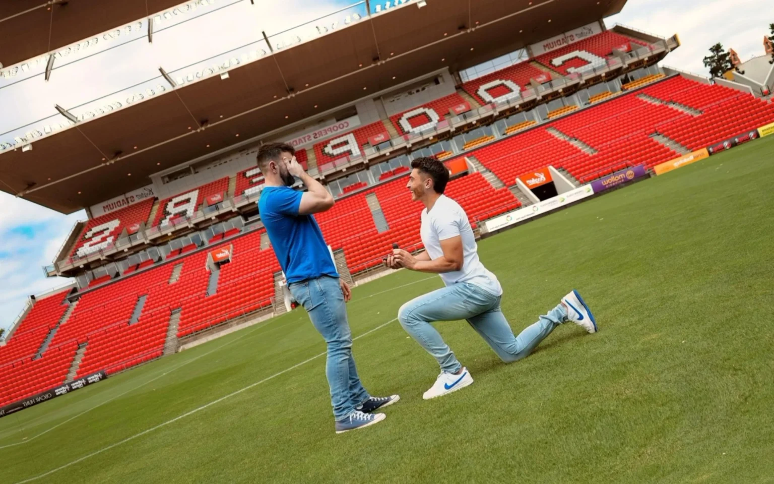 Jogador australiano pede namorado em casamento em estádio Josh Cavallo pede namorado em casamento no Coopers Stadium (Foto: Reprodução / X)