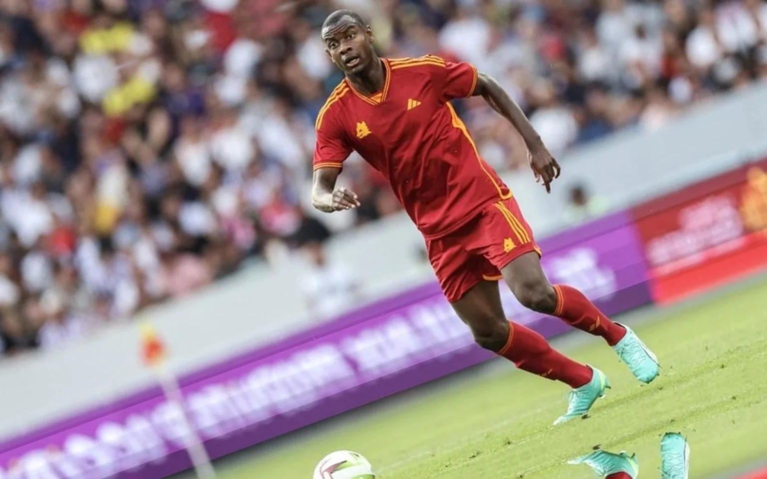 Jogador da Roma sofre mal súbito em jogo do Campeonato Italiano e passa noite sob observação Ndicka em ação pela Roma (Foto: Charly TRIBALLEAU / AFP)