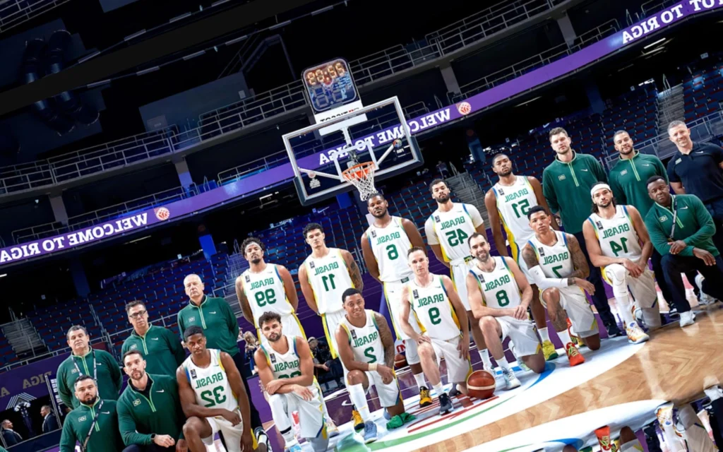 Jogador da Seleção Brasileira é anunciado por equipe da G League e visa retorno à NBA João Marcelo "Mãozinha" fez parte do último ciclo olímpico brasileiro no basquete (Foto: Hendrik Osula/FIBA)