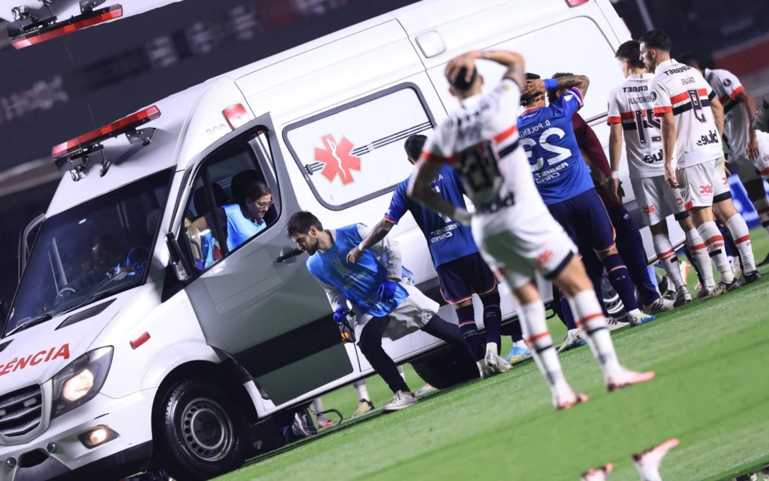 Jogador do Nacional-URU passa mal e sai do campo de ambulância em jogo contra o São Paulo Jogadores se desesperam enquanto Izquierdo é atendido no gramado do Morumbi (Foto: Marcello Zambrana/AGIF)