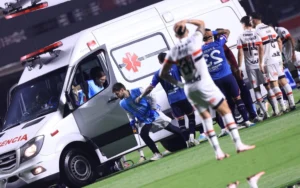 Confusão no Nacional-URU: jogador sai do campo de ambulância em jogo contra São Paulo