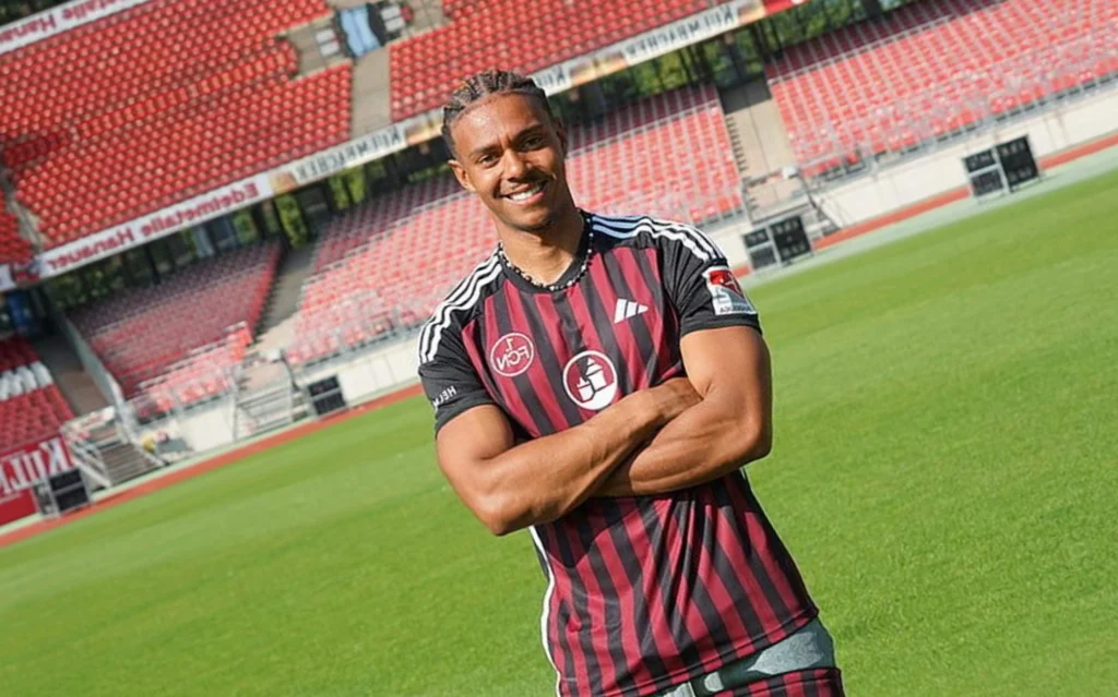 Jogador é atacado em frente de casa após publicar foto com camisa de time rival Niklas-Wilson Sommer é lateral do Nuremberg e postou foto com a camisa do Bayern de Munique (Foto: Divulgação/Nuremberg)