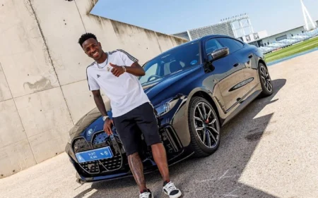 Jogadores do Real Madrid recebem carros de patrocinadora; Vini Jr escolhe modelo mais modesto Vini Jr recebeu carro de presente de patrocinadora do Real Madrid (Divulgação/Real Madrid)