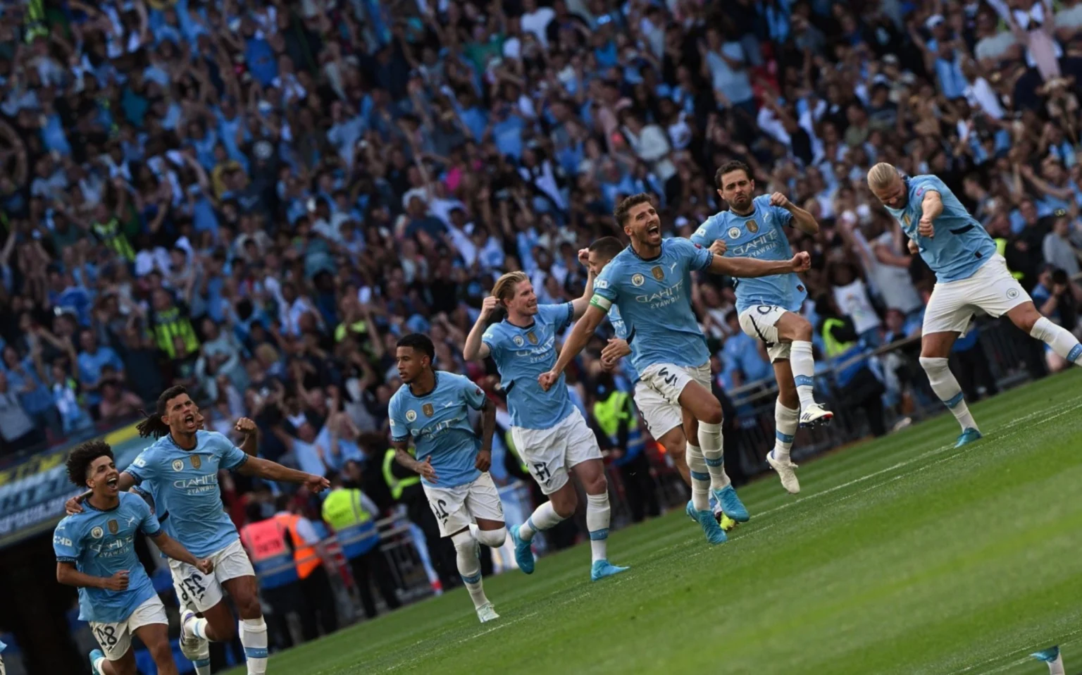 Jogos da primeira rodada da Premier League; horários e onde assistir Jogadores do Manchester City comemoram título para cima do rival