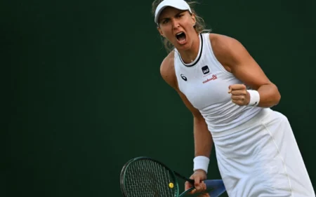 Jogos de Bia Haddad e Laura Pigossi em simples são cancelados pela chuva nas Olimpíadas Bia Haddad em Wimbledon (Foto: Ben Stansall/AFP)