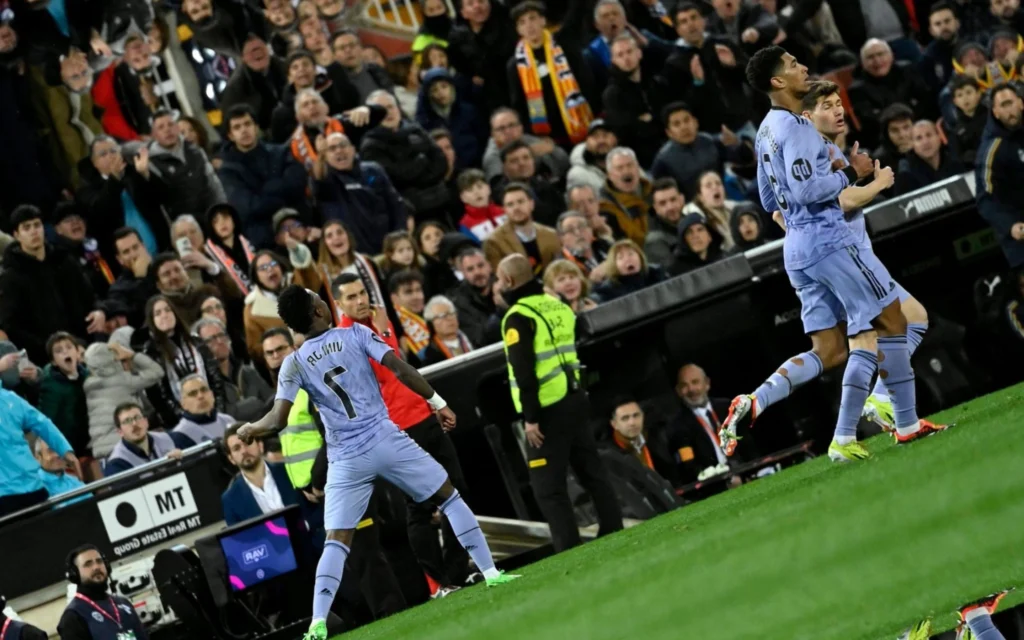 Jornal espanhol volta a atacar Vini Jr após polêmica em jogo da Champions Vini Jr na última partida contra o Valencia (Foto: JOSE JORDAN / AFP)