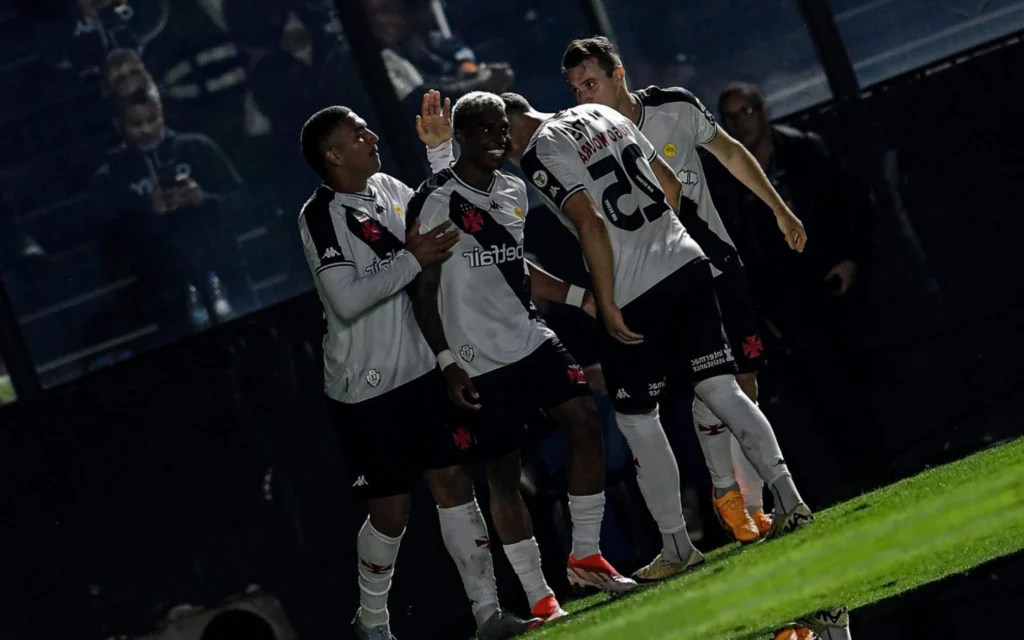 Jornalista analisa atual momento do Vasco: ‘É o melhor dos últimos seis anos’ Elenco do Vasco em ação em São Januário (Foto: Thiago Ribeiro/AGIF)