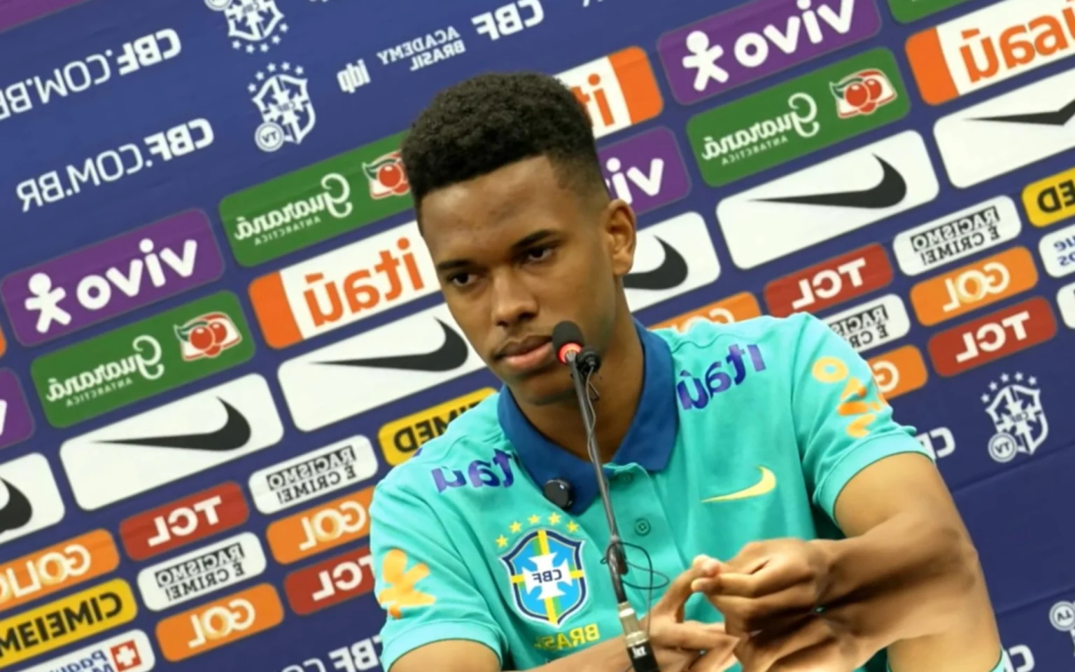 Jornalista fica ‘assustada’ com declaração de Estêvão sobre Neymar: ‘Ele é exemplo de quê?’ Estêvão durante entrevista coletiva da Seleção Brasileira (Foto: Reprodução/CBF TV)