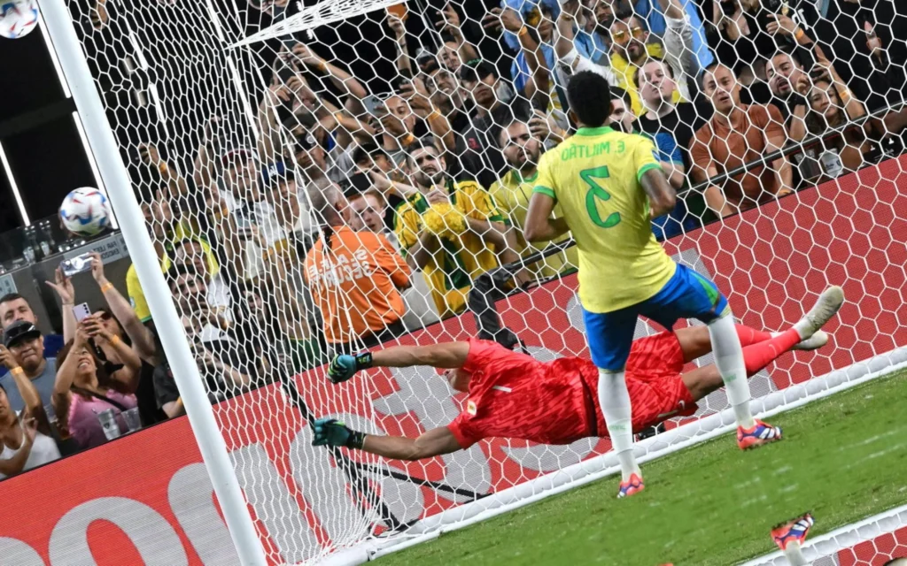 Jornalistas detonam Seleção Brasileira após eliminação na Copa América: ‘Pior geração da história’ Militão e Douglas Luiz perderam os pênaltis que eliminaram a Seleção Brasileira (Frederic J. Brown/AFP)