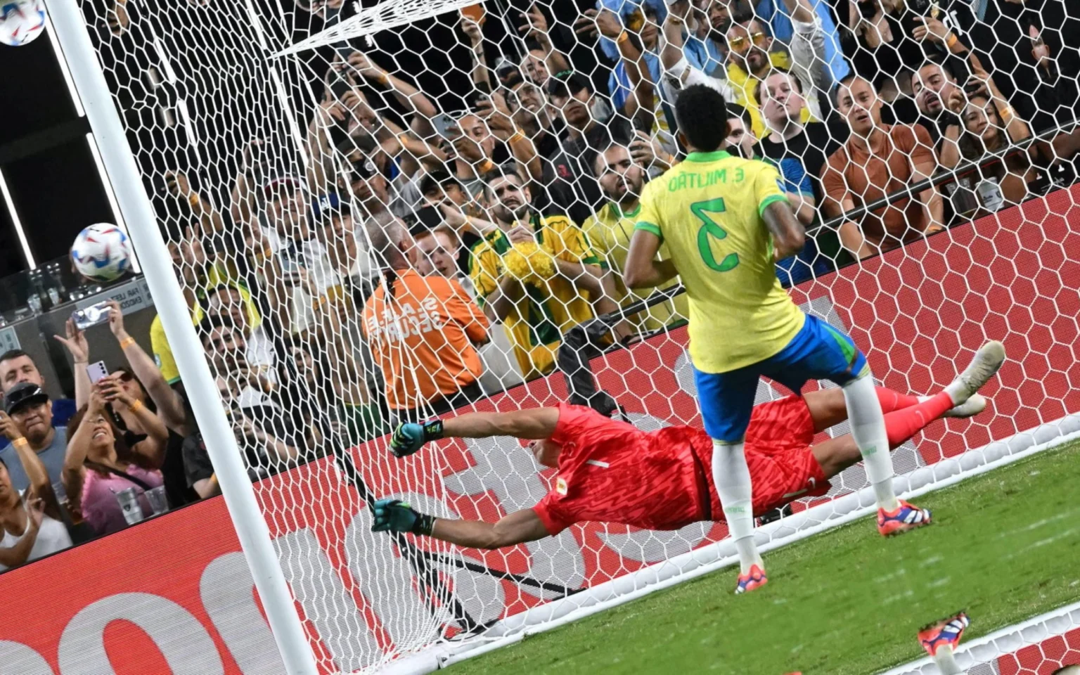 Jornalistas detonam Seleção Brasileira após eliminação na Copa América: ‘Pior geração da história’ Militão e Douglas Luiz perderam os pênaltis que eliminaram a Seleção Brasileira (Frederic J. Brown/AFP)