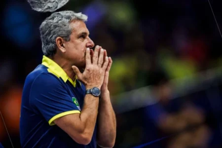 José Roberto Guimarães continua? Roberta explica situação do treinador de vôlei do Brasil José Roberto Guimarães deixou em aberto o futuro na Seleção Brasileira de vôlei feminino (Foto: Divugação / FIVB)