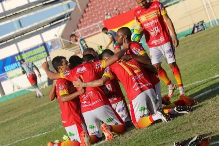 Juazeirense x Retrô: onde assistir ao vivo e mais informações da partida pela Pré-Copa do Nordeste Jogadores da Juazeirense comemoram gol (Foto: Carlos Humberto/Agência CH)