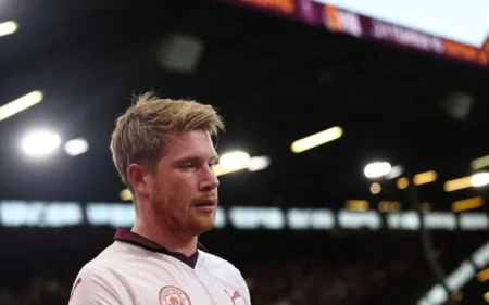 Lá vem eles de novo! Liga saudita quer ‘pacotão’ de estrelas da Premier League Kevin de Bruyne é um dos principais alvos para a próxima janela. (Foto: AFP)