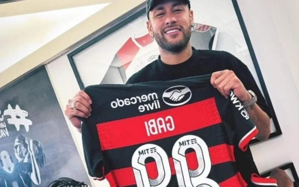 Landim abre o jogo sobre a chegada de Neymar ao Flamengo: ‘Sonhar não custa nada’ Neymar Jr. posa com a camisa de Gabigol