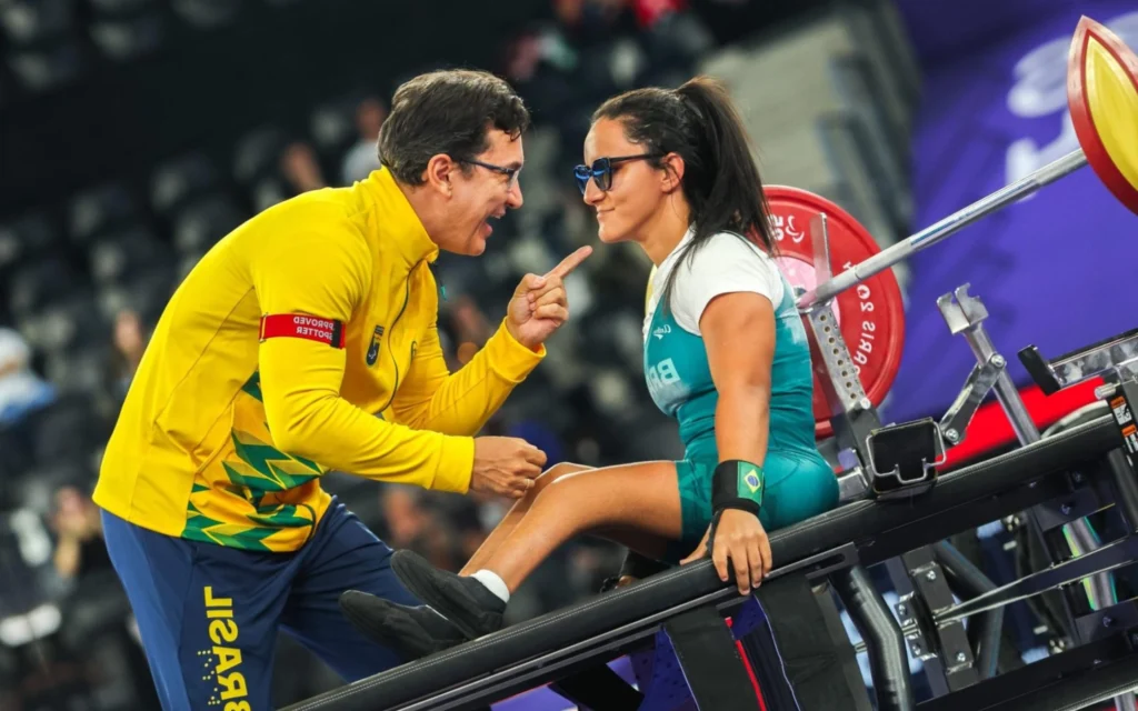 Lara Lima conquista medalha inédita e Brasil chega à 50ª medalha nas Paralimpíadas de Paris Técnico de Lara vibra após ela atingir a marca dos 109kg (Foto: Ana Patrícia/CPB)