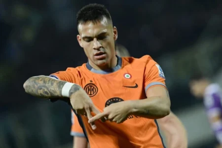 Lautaro Martínez atinge marca expressiva pela terceira temporada seguida na Inter de Milão Lautaro Martínez é o artilheiro da Inter de Milão na atual temporada do futebol europeu (Foto: Filippo MONTEFORTE / AFP)