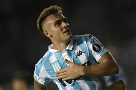 Lautaro Martínez coloca Argentina como favorita na Copa e fala da Inter Lautaro é uma das maiores promessas do futebol argentino (Foto: Juan Mabromata / AFP)