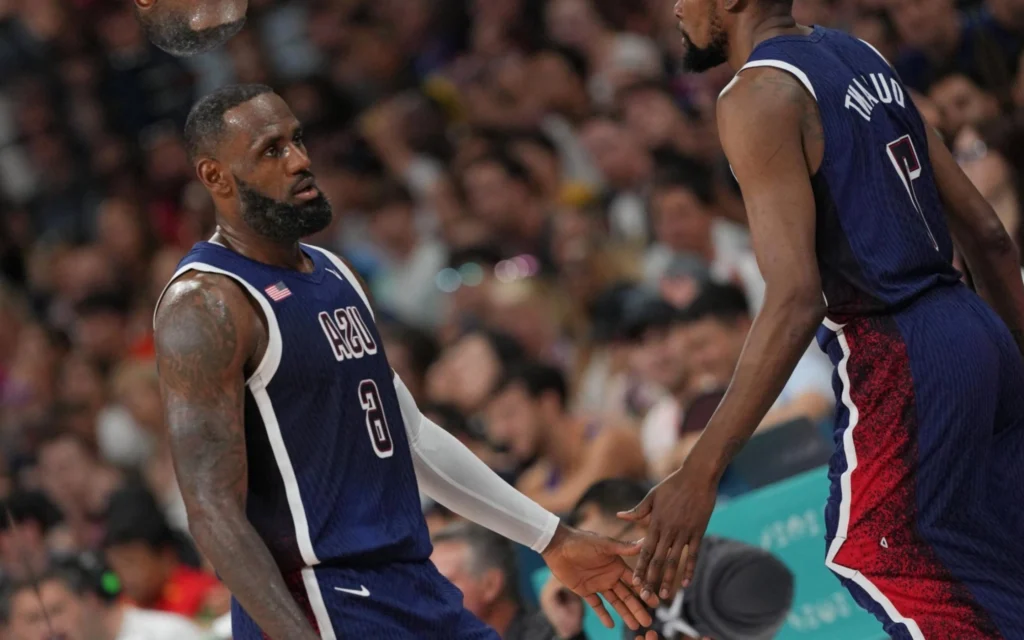 LeBron James e Kevin Durant brilham