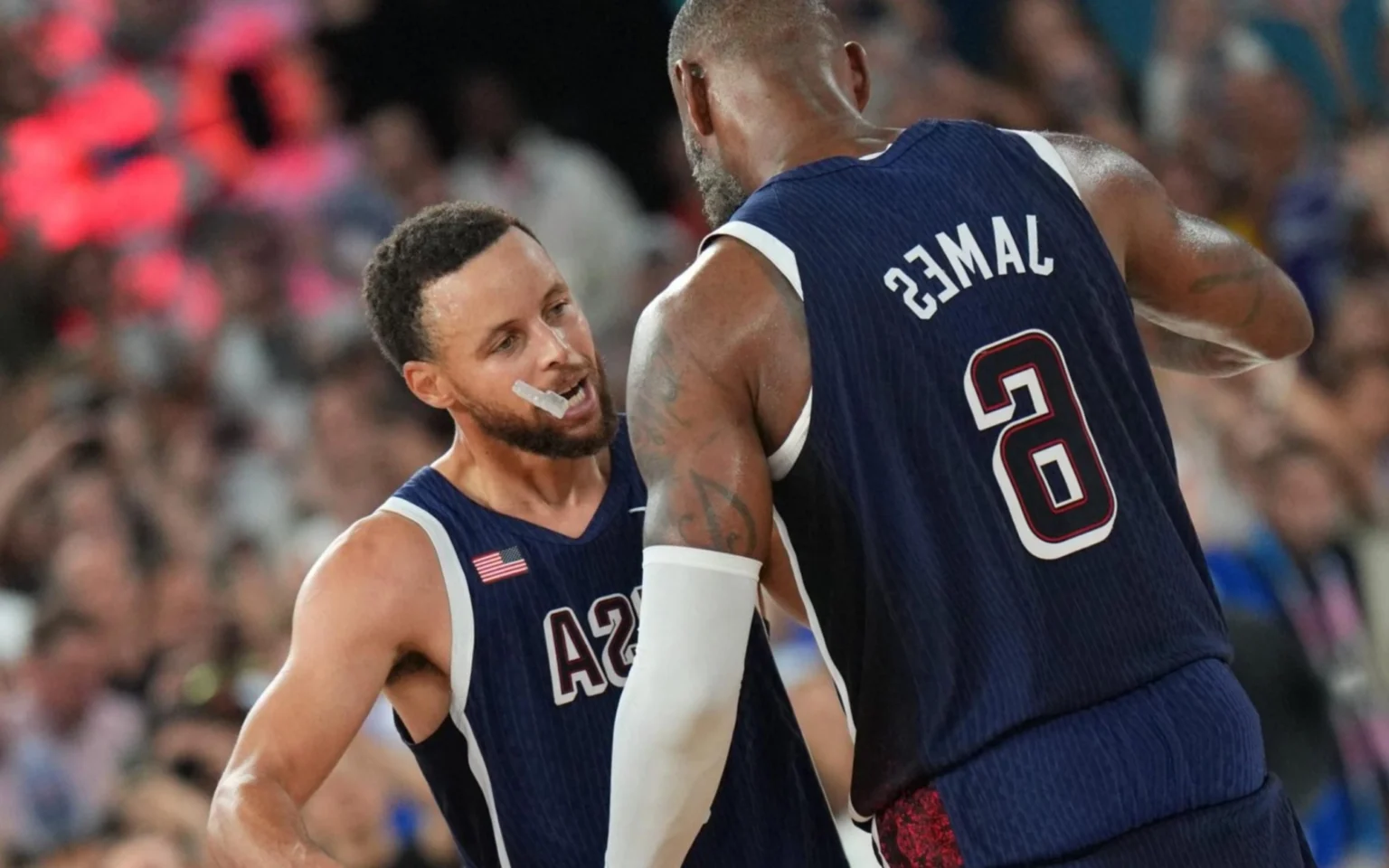 LeBron James e Stephen Curry presenteiam fãs de basquete com parceria nas Olimpíadas Os veteranos LeBron James e Stephen Curry lideraram o Dream Team nas Olimpíadas (Foto: AFP)