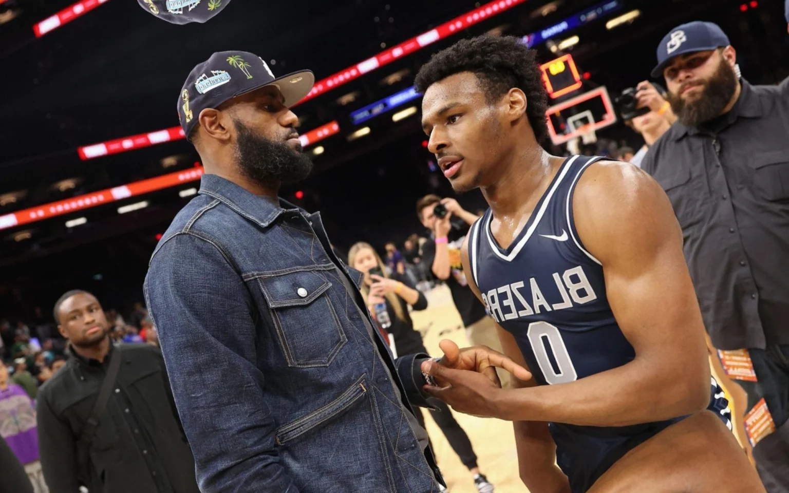 LeBron James responde se Bronny pode chamá-lo de pai nos treinos do Lakers LeBron James realizará o sonho de dividir quadra com o filho na NBA (Foto: AFP)