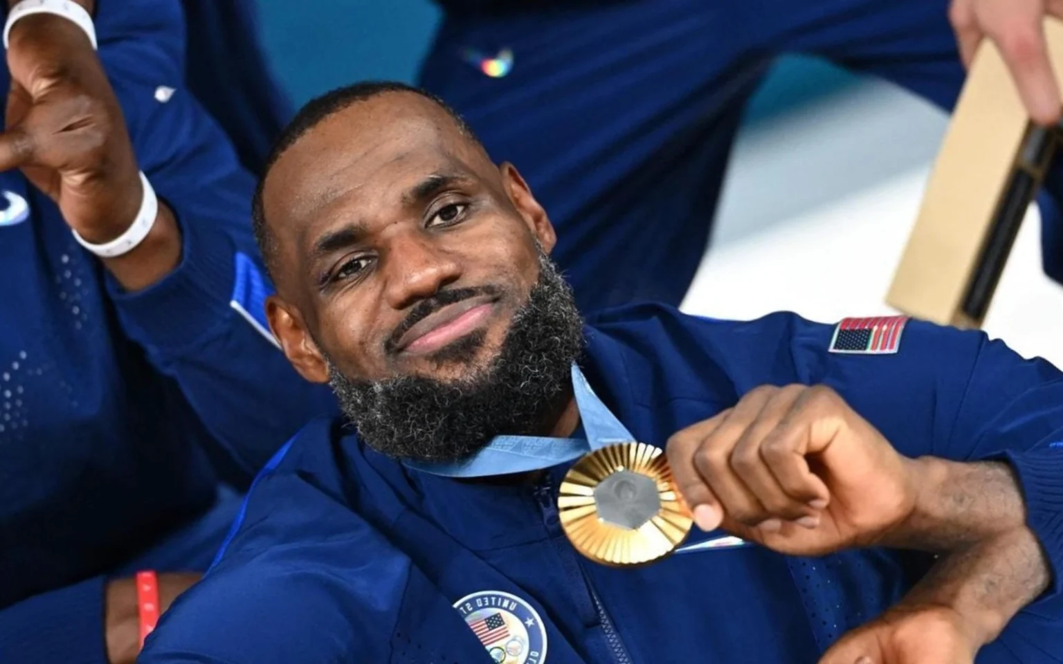 Lebron James detona gramado de estádio do Corinthians: ‘Uma m*’ Lebron James conquistou a medalha de ouro nas Olimpíadas de Paris 2024 (Foto: AFP)