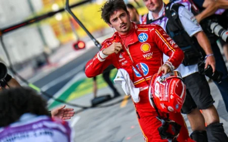 Leclerc admite curiosidade em ‘comparação com Hamilton em mesmo carro’ na Ferrari Leclerc está curioso para ver como será o próprio desempenho comparado ao heptacampeão (Foto: FERENC ISZA / AFP)