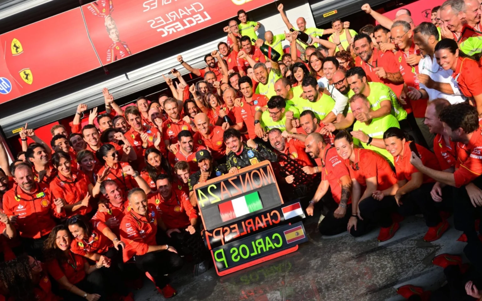 Leclerc lava alma em vitória ‘especial’ na Itália: ‘Consegui vencer em Monza e Mônaco’ Leclerc comemorando vitória com a Ferrari (Foto: Andrej ISAKOVIC / AFP)