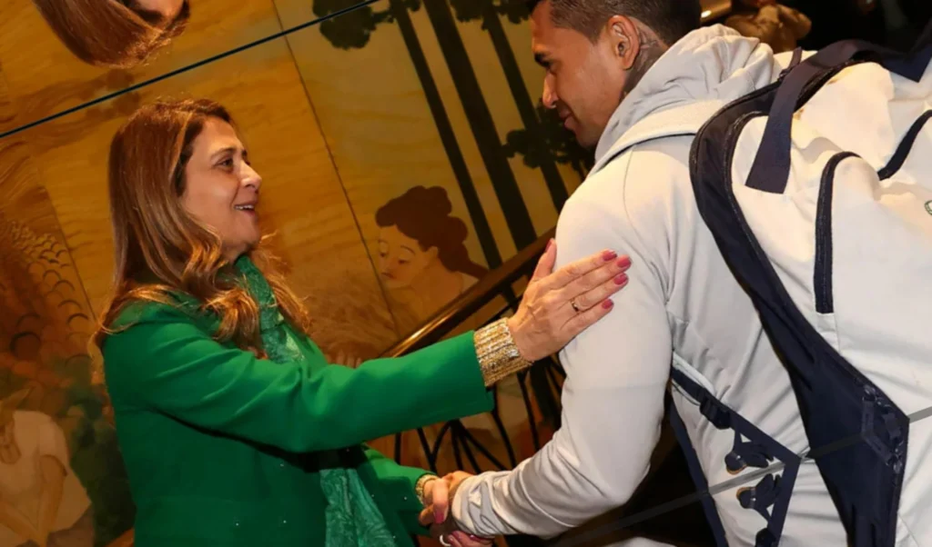 Leila Pereira pede que Dudu deixe o Palmeiras e vá ao Cruzeiro: ‘Chegou ao fim’ Dudu e Leila Pereira se cumprimentam (Foto: Cesar Greco/Palmeiras)