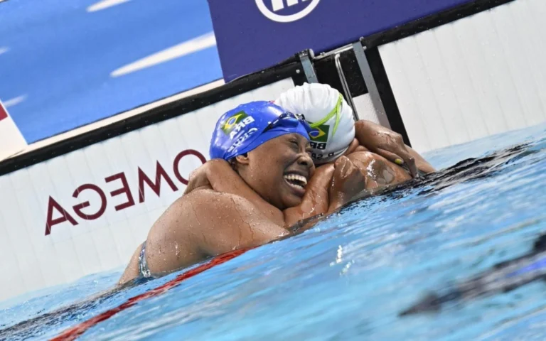 Lídia Cruz conquista medalha de bronze nos 150m medley da classe SM4 Lídia Cruz e Patrícia Santos comemoram após a prova (Foto: Douglas Magno /CPB)