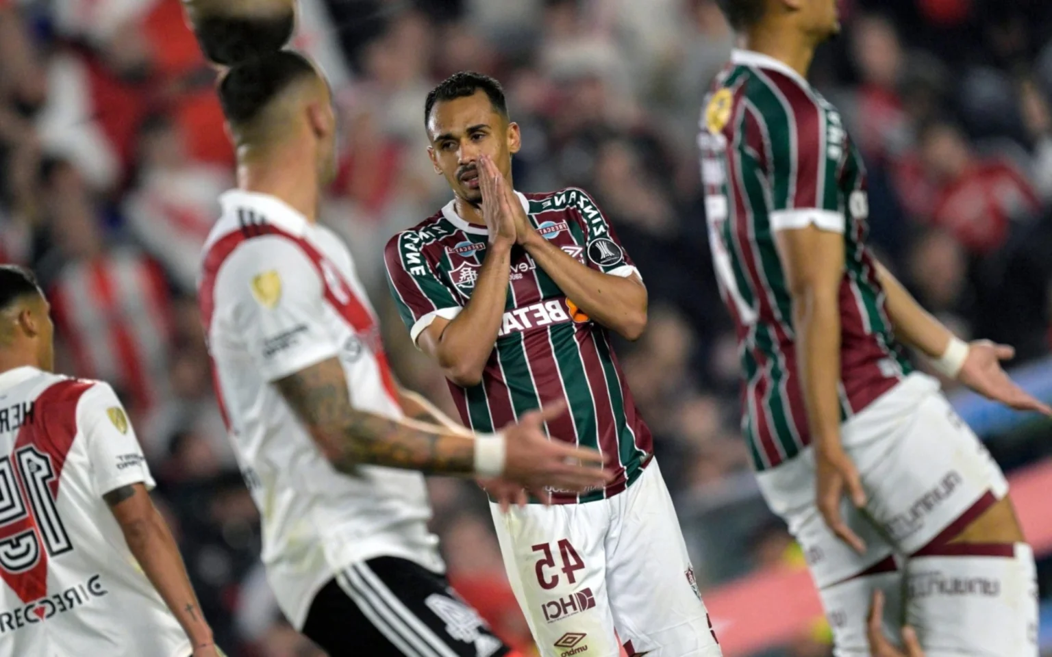 Lima mostra confiança em volta por cima do Fluminense: ‘A gente vai evoluir’ Lima lamenta uma das boas oportunidades que desperdiçou no jogo (Foto: JUAN MABROMATA/AFP)