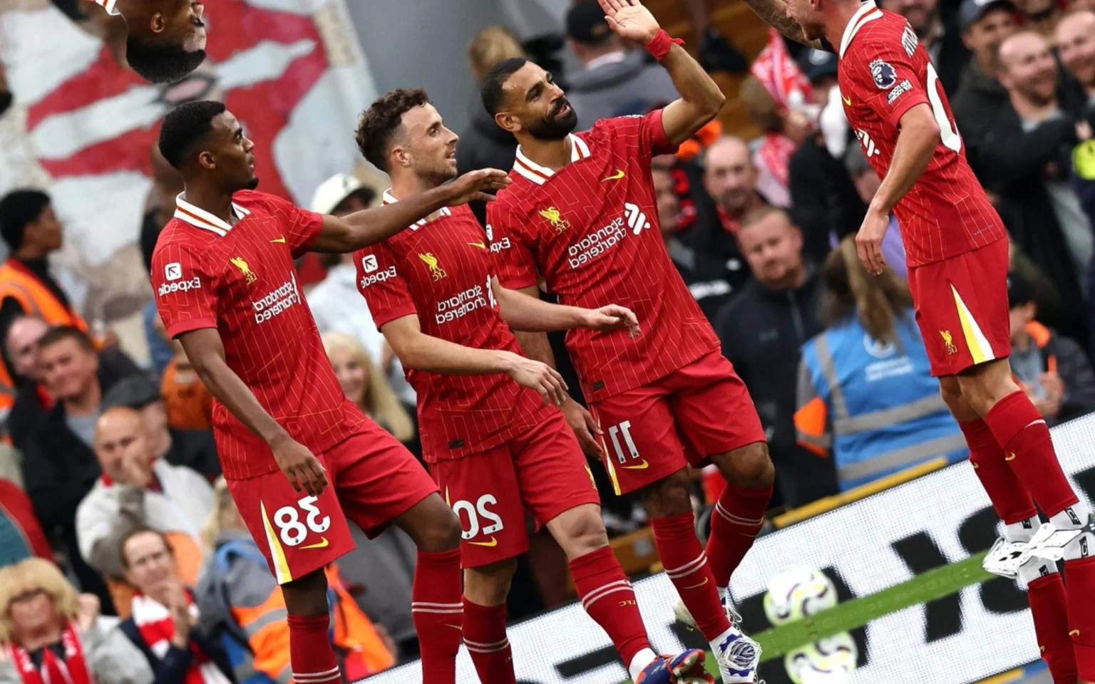 Liverpool é dominante e vence Brentford pela Premier League Jogadores do Liverpool celebram gol contra o Brentford pela Premier League (Foto: Darren Staples / AFP)