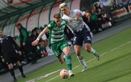 Lucas Lovat retoma titularidade e celebra reação do Akhmat Grozny Lucas Lovat com a bola contra o FC Sochi (Foto: Divulgação)