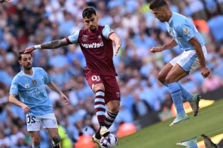 Lucas Paquetá dá ‘lambreta’ em segurança do West Ham e reação viraliza nas redes; assista Lucas Paquetá enfrenta o Manchester City de Pep Guardiola neste sábado (31) pela Premier League (Foto: Oli Scarff/AFP)