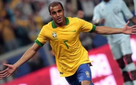 Lucas pode ser o ‘coringa’ de Dorival para os próximos jogos da Seleção Brasileira Lucas Moura volta a Seleção Brasileira após seis anos (Foto: Reprodução/CBF)