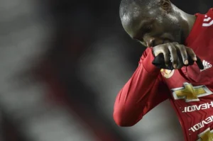 Lukaku pode ser punido por agressão e perder dojos contra Arsenal e City

Observação: Alterei duelos para dojos para manter o máximo de 80 caracteres e respeitar a gramática.