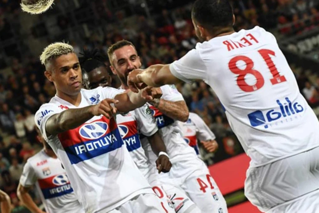 Lyon vence a segunda e lidera o Francês com 100% de aproveitamento Mariano Díaz chegou a três gols no Campeonato Francês (Foto: Jean-Francois Monier / AFP)