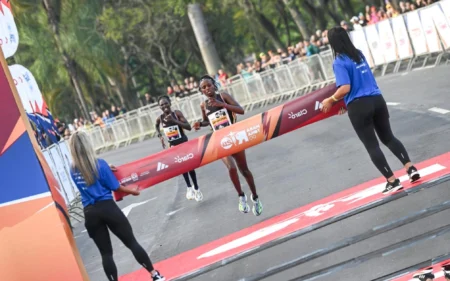 Maratona do Rio: queniana conquista o bi dos 21k e quebra recorde da prova Nelly Jepchumba alcança a linha de chegada (Foto: Duda Bairros)