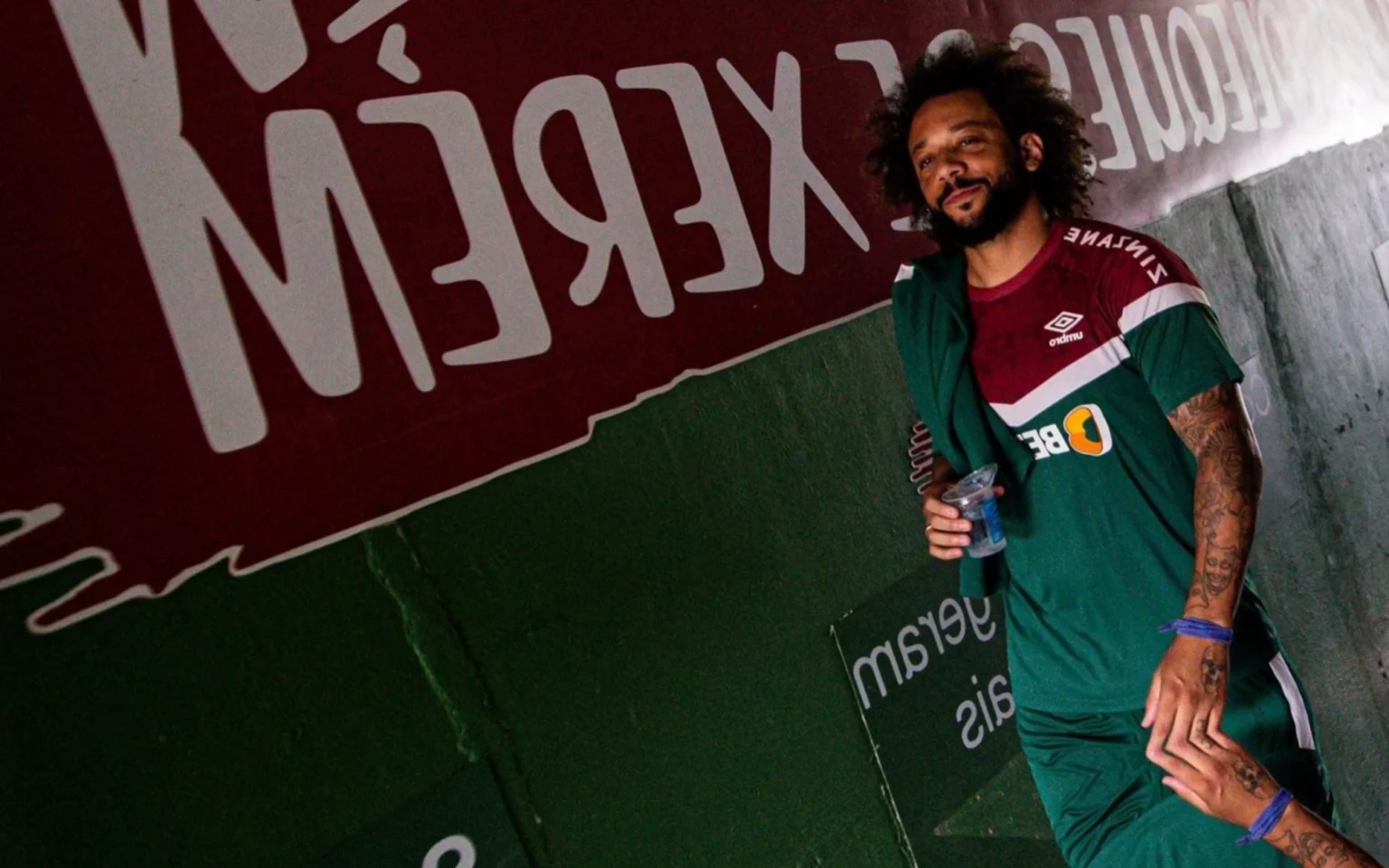 Marcelo se emociona com homenagem do Fluminense: “Xerém me preparou pro mundo” Marcelo recebe homenagem em Xerém