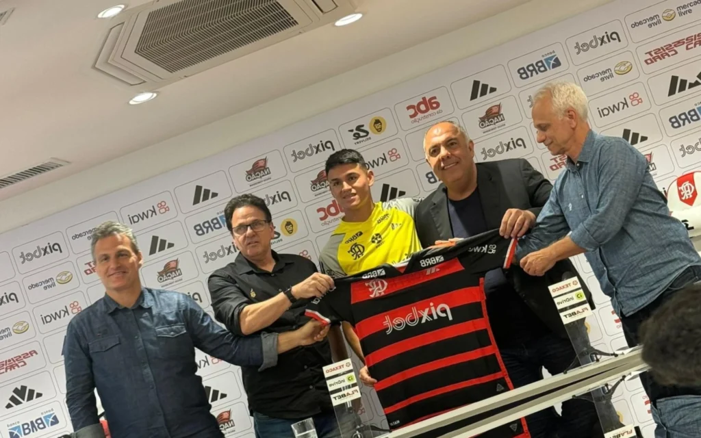 Marcos Braz detalha dificuldades em acerto com reforço do Flamengo: ‘Jogador que mais demorei para contratar’ Alcaraz é anunciado no Flamengo (Foto: Lance!)