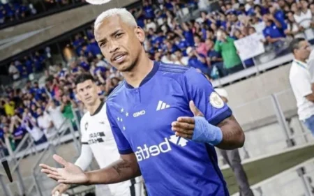 Matheus Pereira sofre lesão e se torna desfalque no Cruzeiro Foi a primeira vez de Matheus como titular na Raposa (Foto: Staff Images)