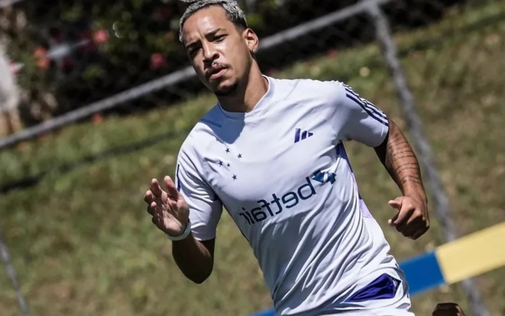 Matheus Pereira treina novamente com o grupo e pode voltar a ser relacionado no Cruzeiro; veja provável time Matheus Pereira tem participado de atividades desde quinta-feira (28) (Foto: Gustavo Aleixo/Cruzeiro)