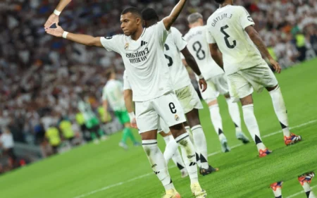 Mbappé desencanta com doblete e Real Madrid vence o Betis por LA LIGA Kylian Mbappé comemora gol pelo Real Madrid. (Photo by Thomas COEX / AFP)