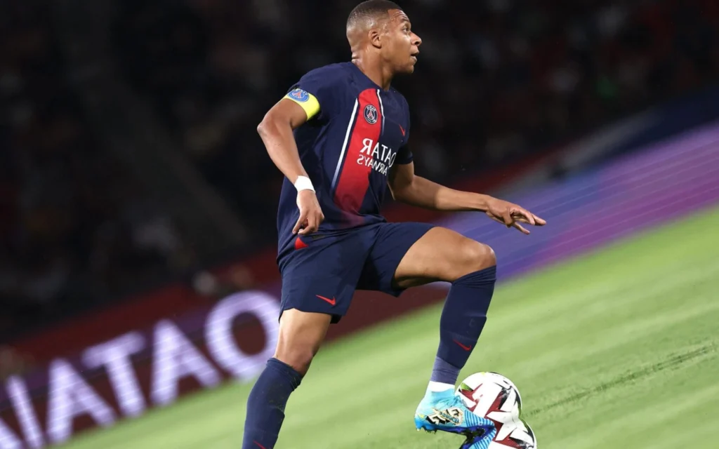 Mbappé faz golaço